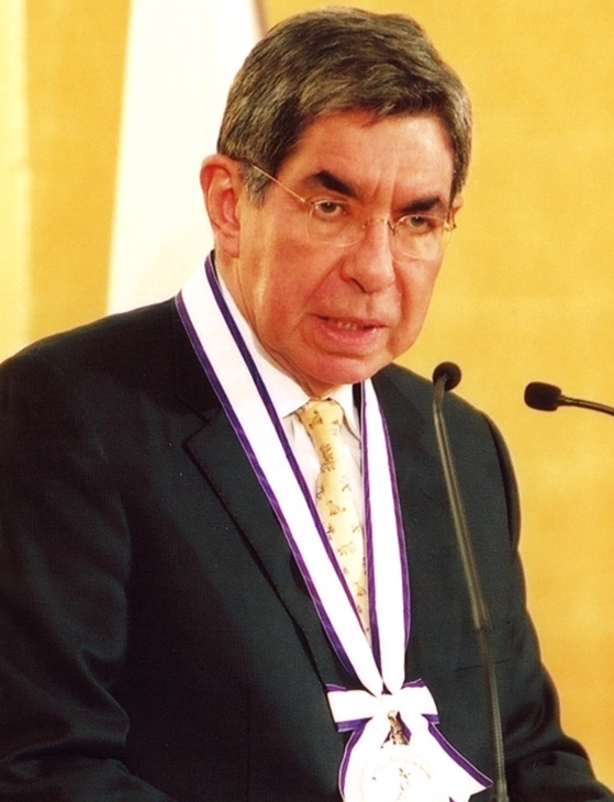 2004-oscar-arias